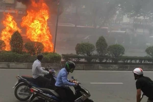 Clip: Ô tô đang chạy bốc cháy trên đường Trường Chinh