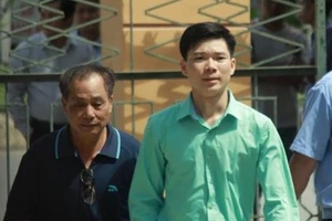 Clip: Tòa tuyên trả hồ sơ vụ chạy thận chết người ở Hòa Bình