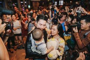 Quốc Cơ và Quốc Nghiệp ôm con òa khóc khi về nước