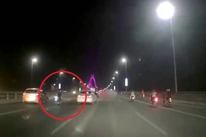 Nằm dài trên yên điều khiển xe máy và cái kết