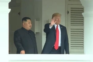 Hai nhà lãnh đạo Trump-Kim đứng ở ban công vẫy chào phóng viên