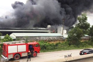 Khu nhà xưởng cạnh cầu Kiền ở Hải Phòng cháy lớn