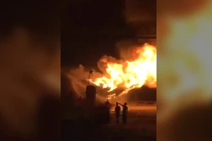 Cận cảnh lửa phun cao từ trong nhà xưởng ở Phú Thọ