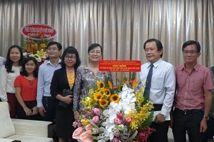 Chủ tịch HĐND TP.HCM thăm, chúc mừng báo Pháp Luật TP.HCM