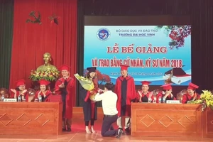 Nữ sinh viên được cầu hôn trong lễ tốt nghiệp