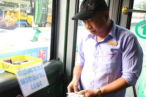 Rổ tiền lẻ và những viên kẹo của tài xế xe buýt