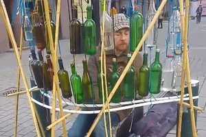 Nghệ sĩ đường phố chơi nhạc bằng... vỏ chai