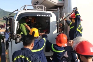 Cận cảnh giải cứu tài xế, phụ xe bị sắt đâm qua người