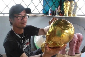 Cận cảnh quy trình làm cúp vàng FIFA World Cup 2018 ở TP.HCM