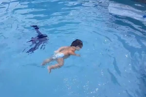 Ngạc nhiên bé 2 tuổi bơi lội tung tăng như cá trong hồ