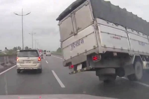 Xe tải nổ vỏ, lật ngang trên cao tốc TP.HCM-Trung Lương 