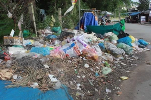 Rác tràn ngập khu ăn uống của sinh viên ở làng Đại học