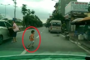 Bé trai đột ngột băng ngang đầu ô tô