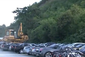Hàng chục xe siêu sang nhập lậu bị nghiền nát