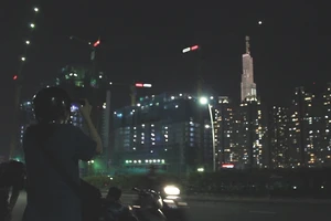 Giới trẻ đột nhiên thích tụ tập giữa cầu để “sống ảo“