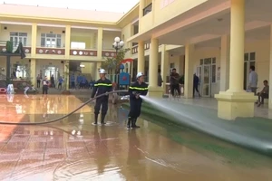 Hàng trăm cảnh sát giúp người dân vùng lũ Chương Mỹ dọn dẹp