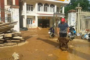 Sau lũ, hàng ngàn người dân Nghệ An tập trung dọn bùn