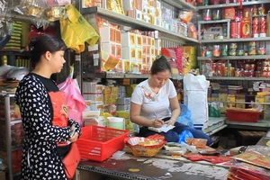 Tháng “cô hồn” đi chợ hàng mã