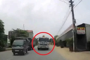 Vượt ẩu không xi nhan, xe tải suýt gây tai nạn