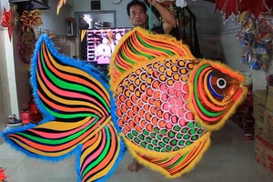 Lồng đèn cá chép khổng lồ ở TP.HCM