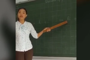 Giáo viên hướng dẫn cách đánh vần kiểu lạ