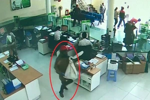 Clip 2 thanh niên cướp bao tải tiền ở ngân hàng