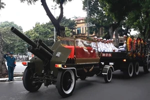 Linh cữu Chủ tịch nước Trần Đại Quang đưa qua nhiều tuyến phố