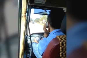 Tài xế vừa lái xe vừa gác chân nghe điện thoại