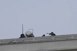 Hiện trường cảnh sát và lính bắn tỉa vây bắt kẻ ôm vũ khí