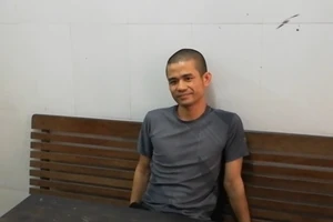 Chân dung kẻ ôm vũ khí nóng cố thủ trong nhà ở Nghệ An