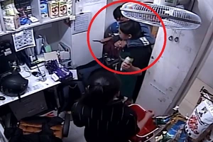 Clip: Cảnh cướp dùng dao tấn công nhân viên siêu thị