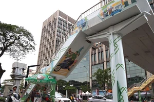 Cầu bộ hành ở TP.HCM được thay “áo mới” 