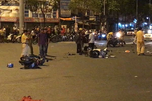 Hiện trường vụ ô tô lao vào hàng loạt xe máy ở Hàng Xanh