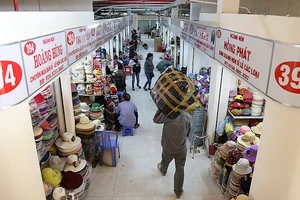 Clip: Tiểu thương vui mừng ngày chợ Bình Tây hoạt động trở lại