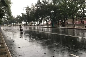 Gió rít từng cơn ở biển Vũng Tàu trước giờ bão đổ bộ