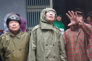 Phó Chủ tịch TP Lê Thanh Liêm thị sát tình hình bão ở Cần Giờ