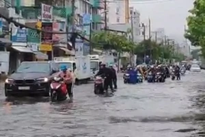 Hàng Xanh: Xe chết máy, dân dắt bộ đến chỗ làm