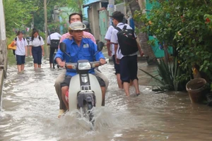 3 ngày sau bão số 9, học sinh ở TP.HCM vẫn lội nước đến trường