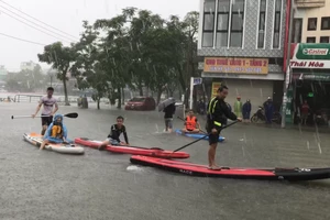 Đà Nẵng biến thành sông, dân di chuyển bằng xuồng