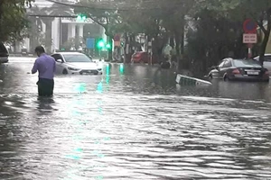 Clip: Mưa lớn suốt đêm, Đà Nẵng biến thành sông