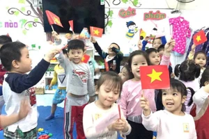Các bé mầm non cổ vũ đội tuyển Việt Nam