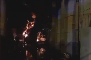 Clip: Đang cháy dữ dội ở Khu công nghiệp Trà Nóc 