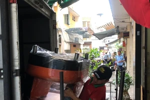 Người dân khẩn trương dời đồ đạc khỏi chung cư bị nghiêng