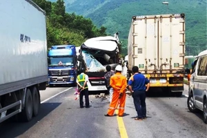 Hiện trường vụ xe chở đoàn khách Hàn Quốc đối đầu xe container