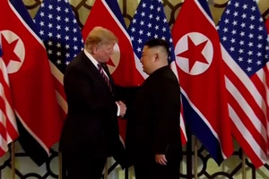 Clip: Cú bắt tay đầu tiên của hai ông Trump và Kim tại Hà Nội