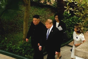 Video: Hai ông Trump và Kim đi dạo trong vườn KS Metropole