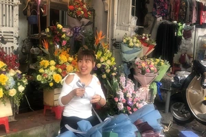 Hà Nội nhộn nhịp phố hoa 8-3