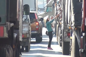 Mưu sinh giữa dòng xe ở Bình Dương