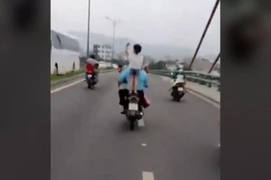 Để con đứng trên yên, không đội mũ bảo hiểm khi xe đang chạy