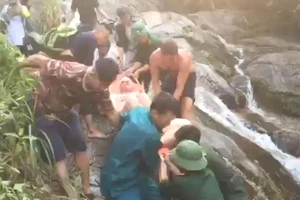 Clip: Cứu du khách Anh gặp nạn khi leo thác trên đèo Hải Vân 